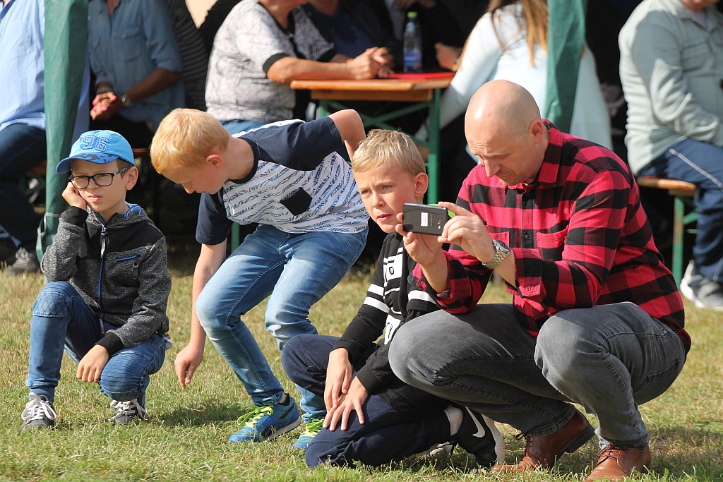 Mieszkańcy Snowidzy bawią się na dożynkach