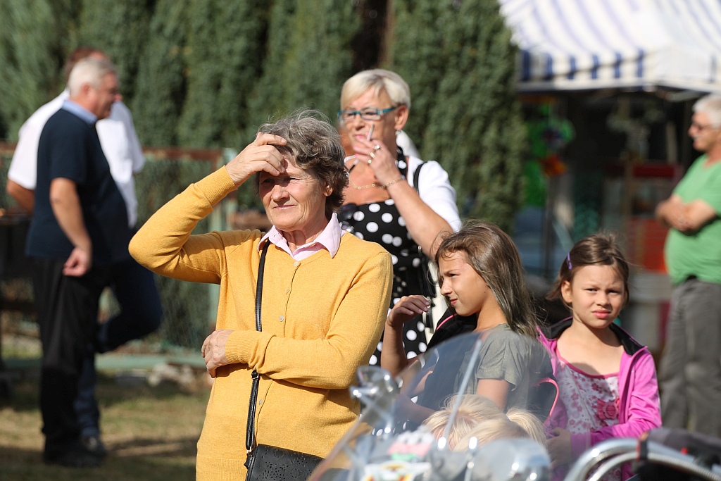 Mieszkańcy Snowidzy bawią się na dożynkach