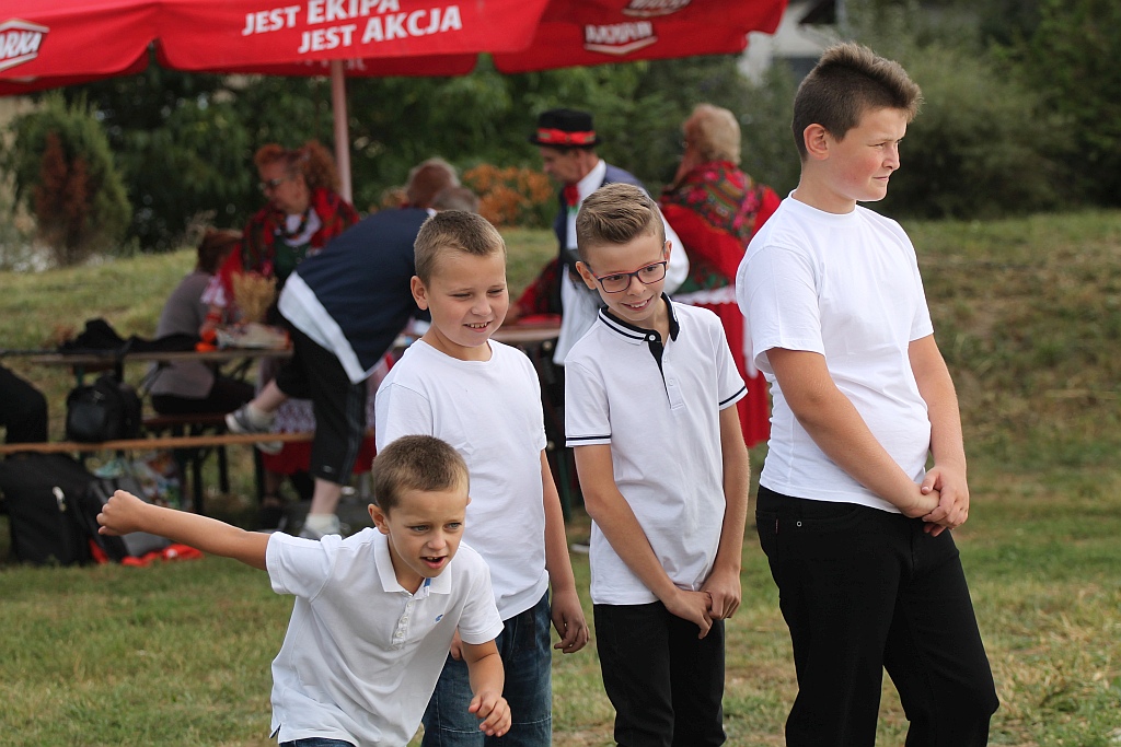 Mieszkańcy Snowidzy bawią się na dożynkach