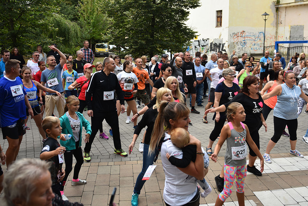Ponad trzysta osób pobiegło charytatywnie dla Maćka Brdaka
