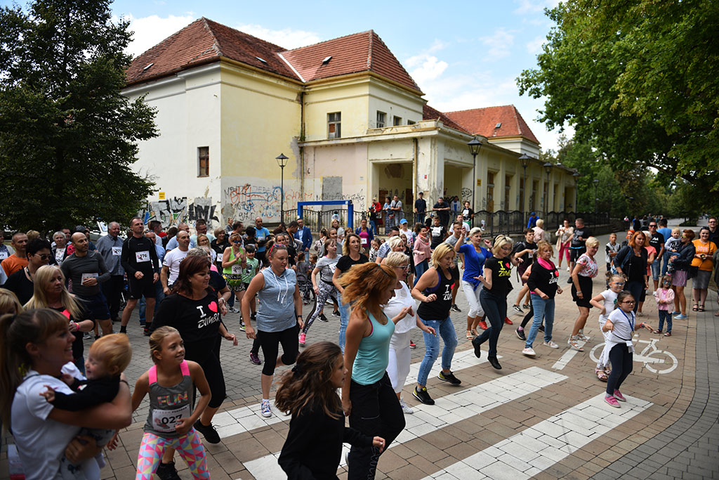 Ponad trzysta osób pobiegło charytatywnie dla Maćka Brdaka