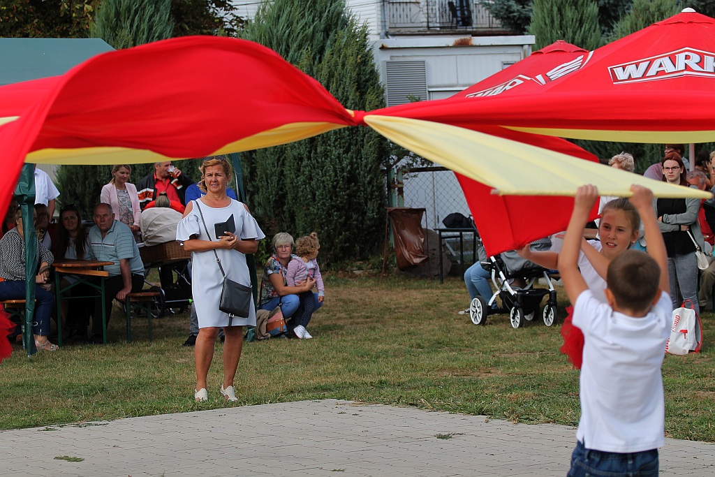Mieszkańcy Snowidzy bawią się na dożynkach
