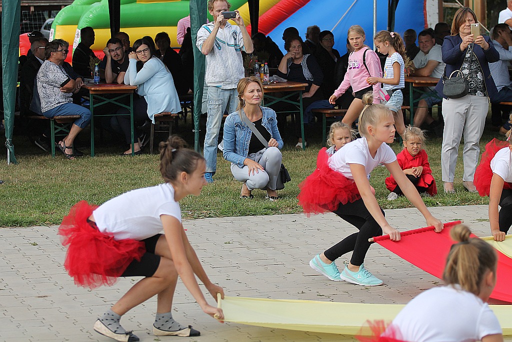 Mieszkańcy Snowidzy bawią się na dożynkach