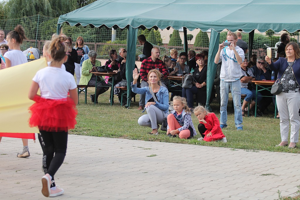 Mieszkańcy Snowidzy bawią się na dożynkach