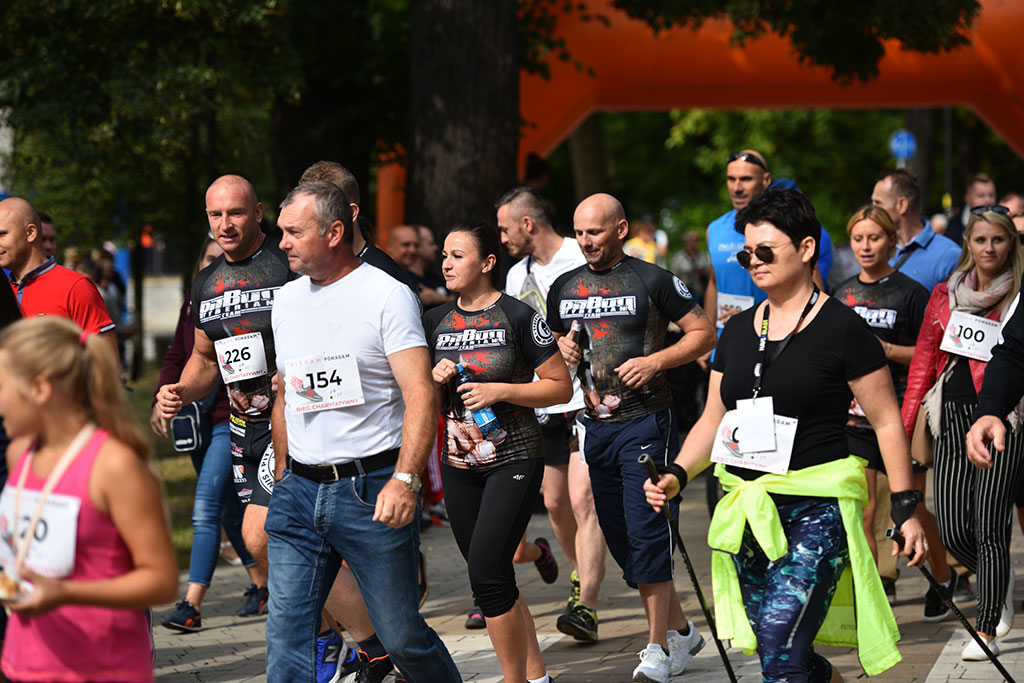 Ponad trzysta osób pobiegło charytatywnie dla Maćka Brdaka