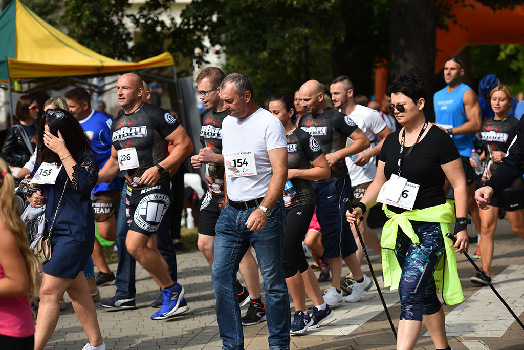 Ponad trzysta osób pobiegło charytatywnie dla Maćka Brdaka