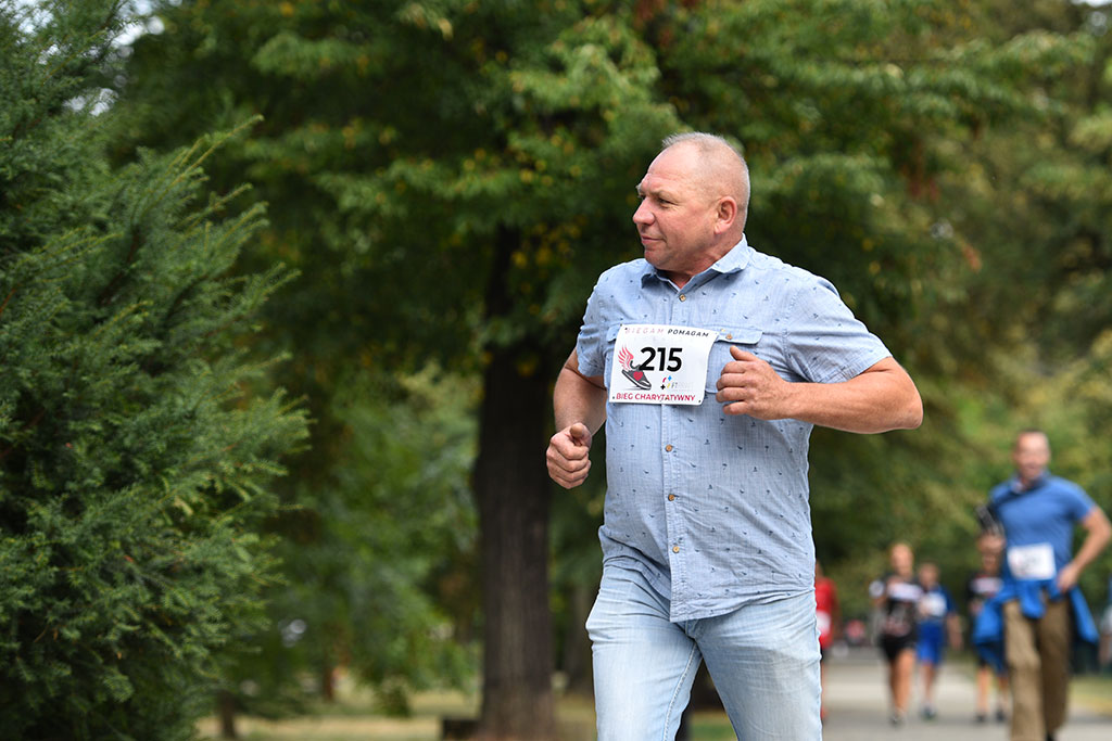 Ponad trzysta osób pobiegło charytatywnie dla Maćka Brdaka