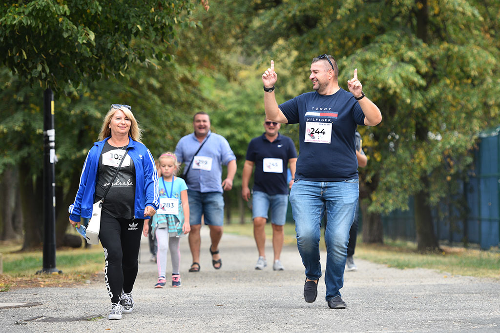 Ponad trzysta osób pobiegło charytatywnie dla Maćka Brdaka