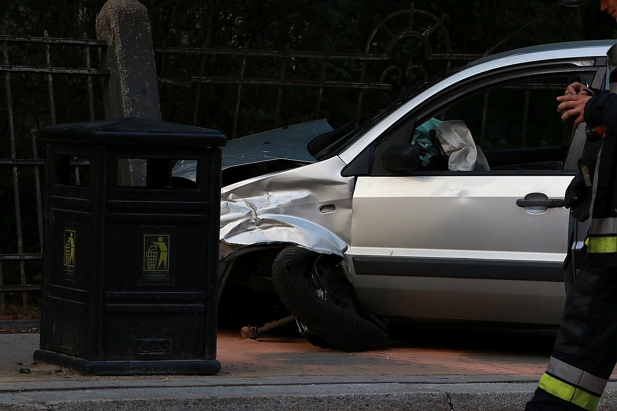 Groźny wypadek z udziałem trzech aut. Są cztery osoby ranne