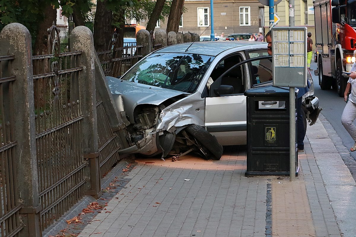 Groźny wypadek z udziałem trzech aut. Są cztery osoby ranne