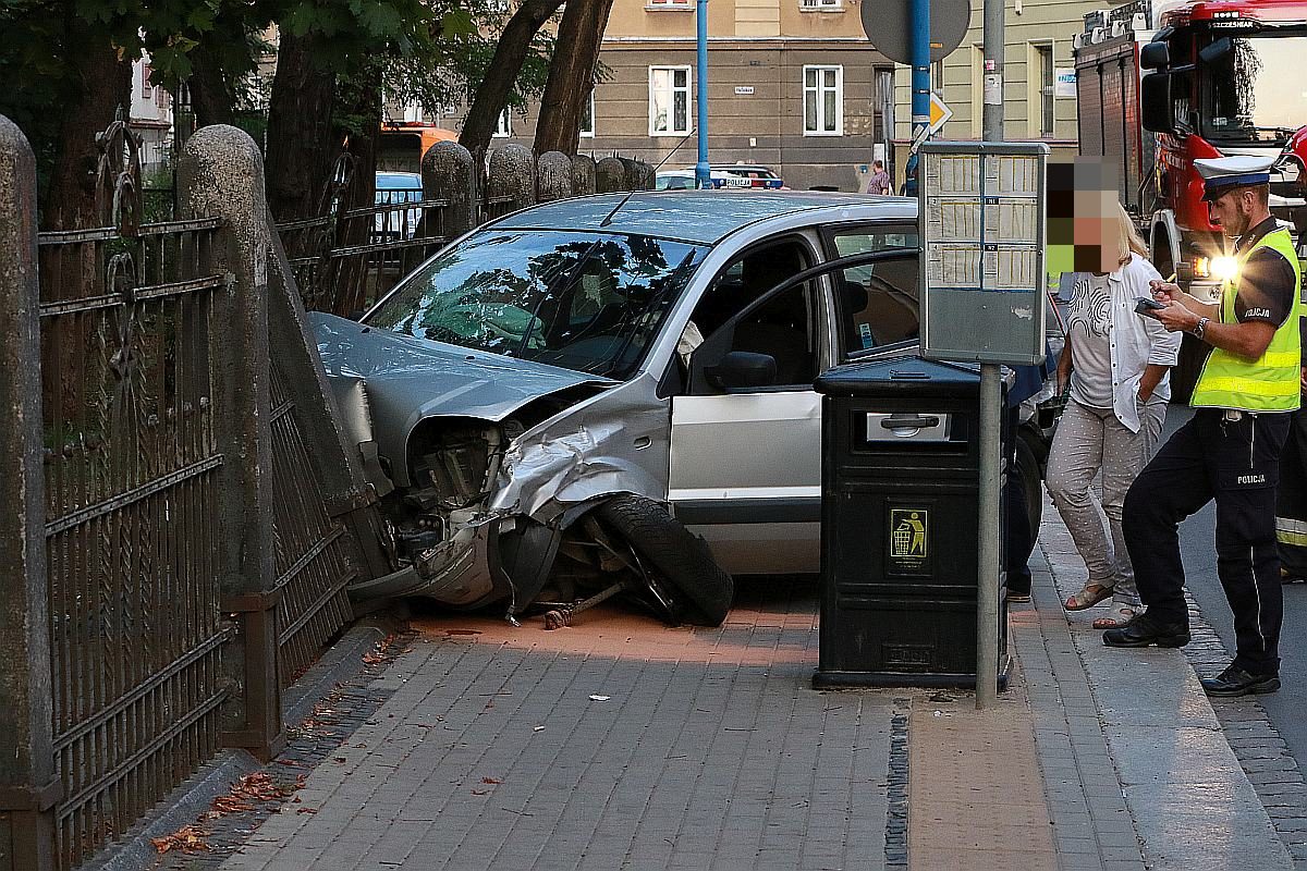 Groźny wypadek z udziałem trzech aut. Są cztery osoby ranne