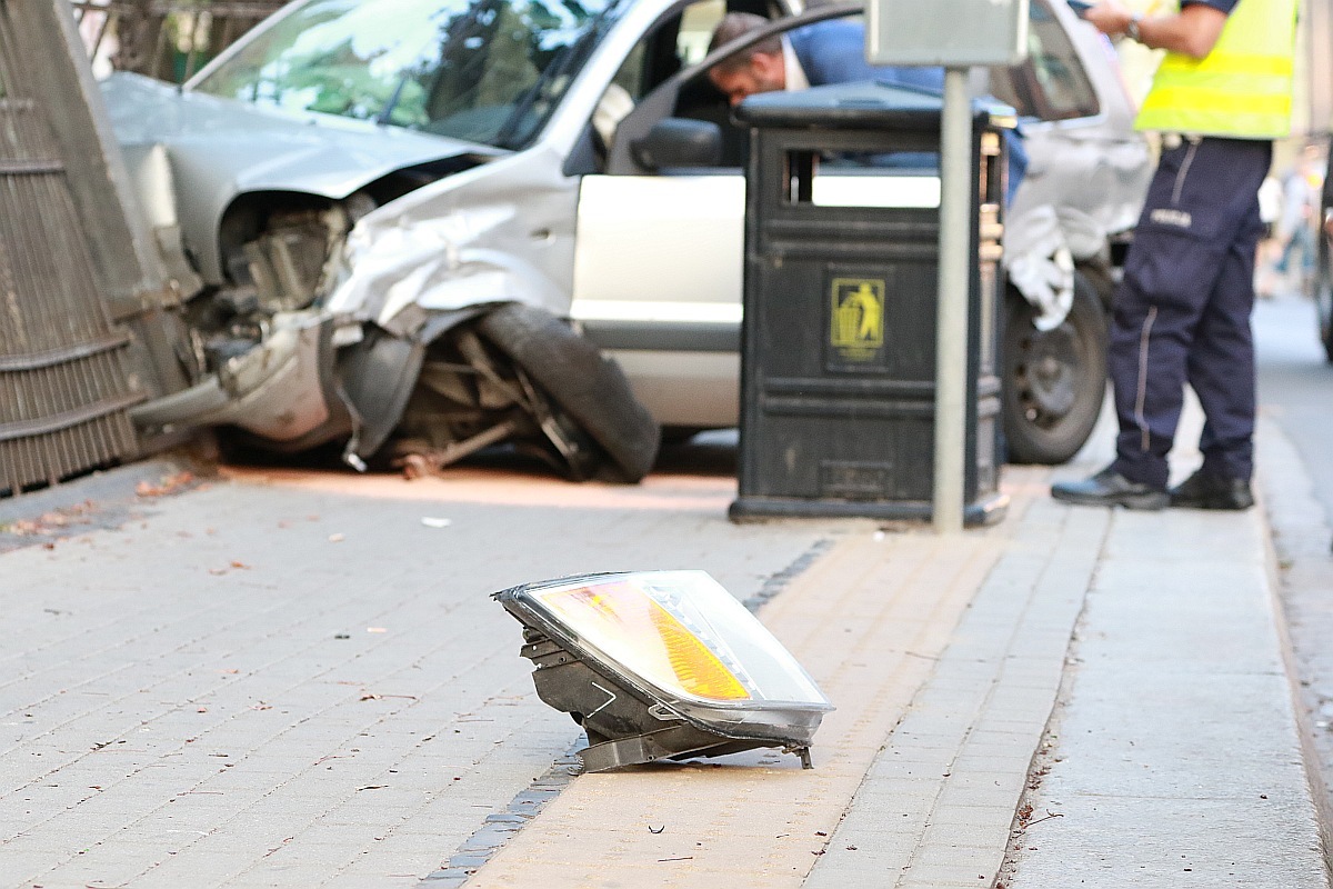 Groźny wypadek z udziałem trzech aut. Są cztery osoby ranne
