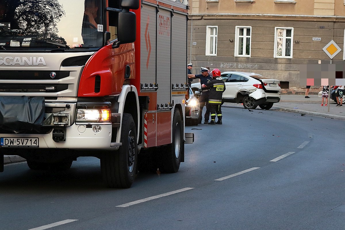 Groźny wypadek z udziałem trzech aut. Są cztery osoby ranne