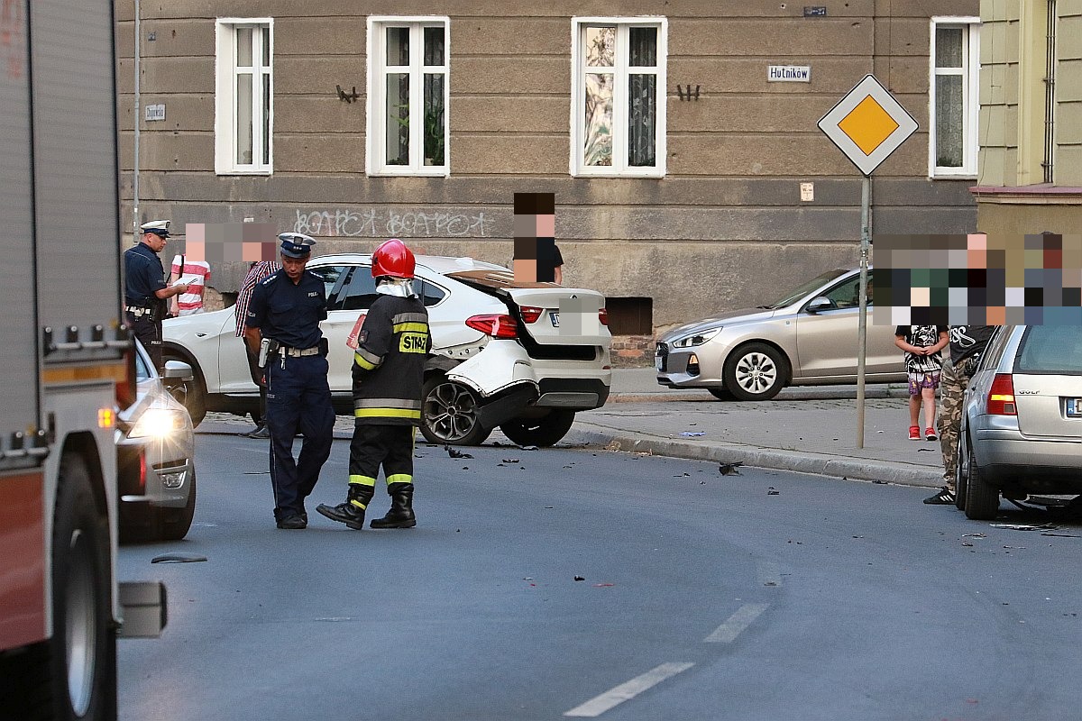 Groźny wypadek z udziałem trzech aut. Są cztery osoby ranne