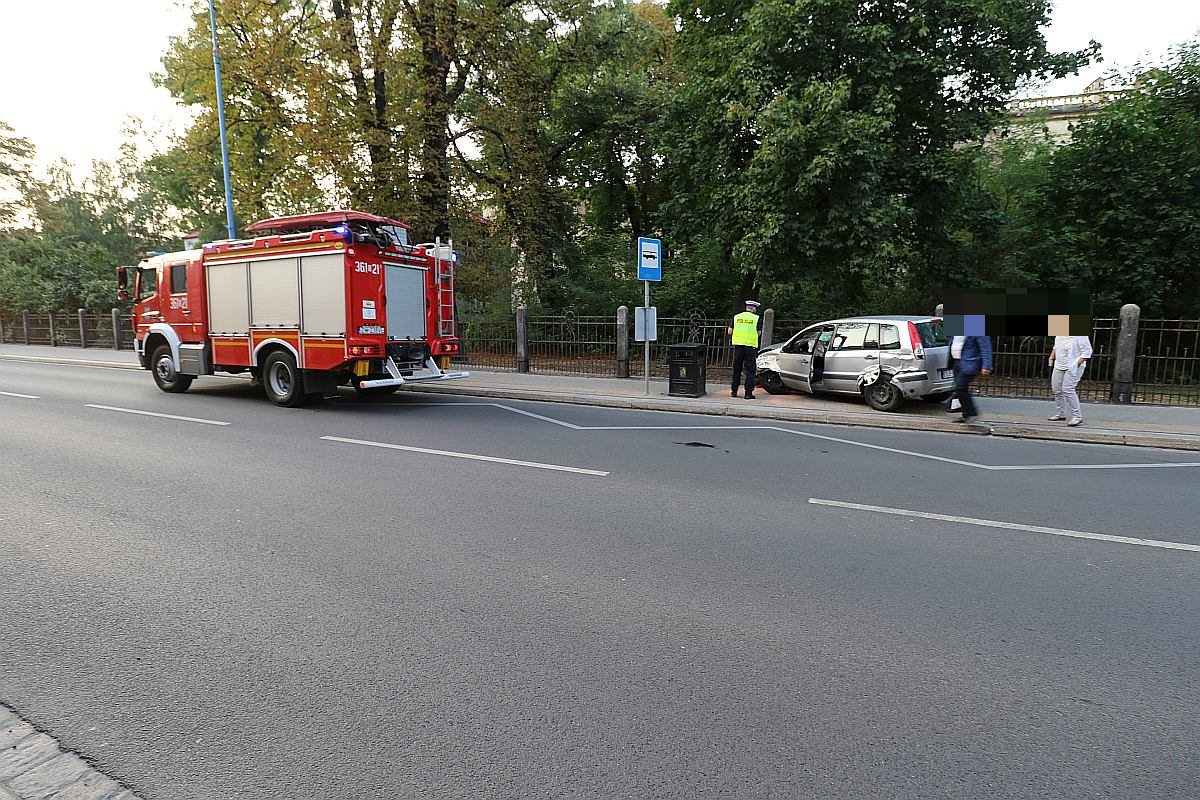 Groźny wypadek z udziałem trzech aut. Są cztery osoby ranne