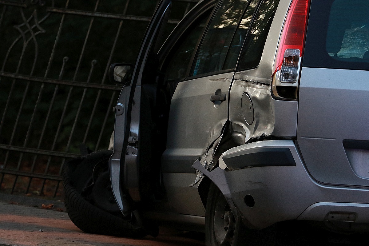 Groźny wypadek z udziałem trzech aut. Są cztery osoby ranne