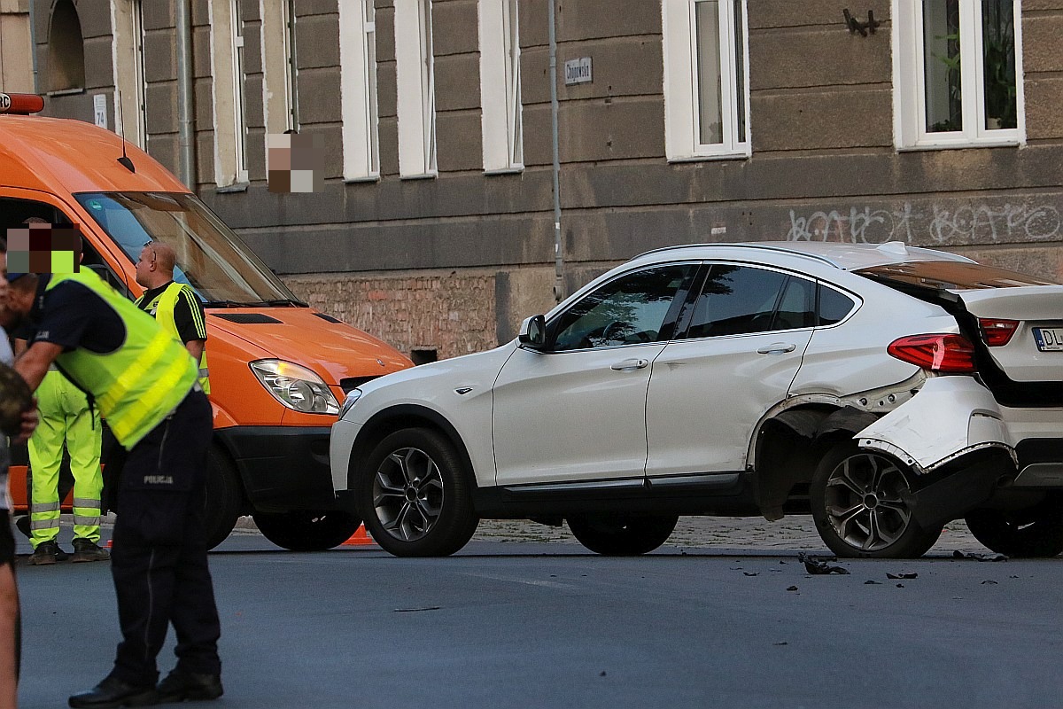 Groźny wypadek z udziałem trzech aut. Są cztery osoby ranne