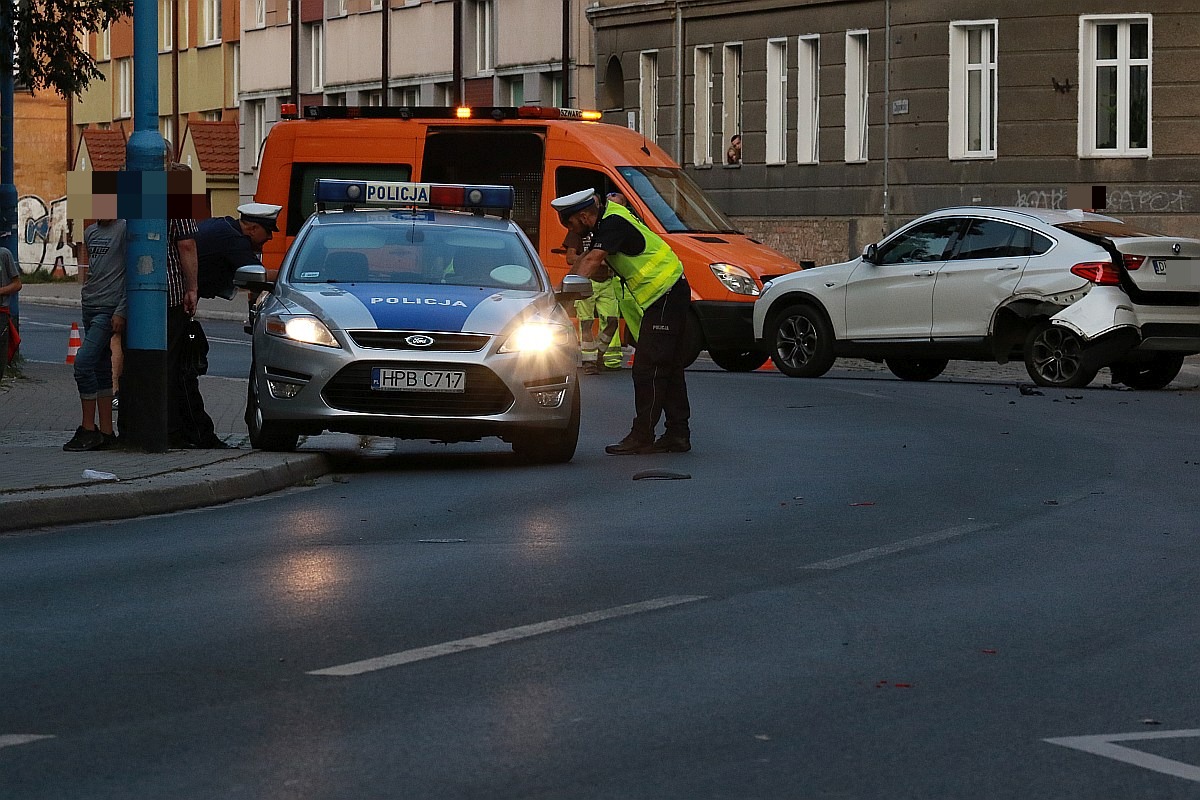 Groźny wypadek z udziałem trzech aut. Są cztery osoby ranne