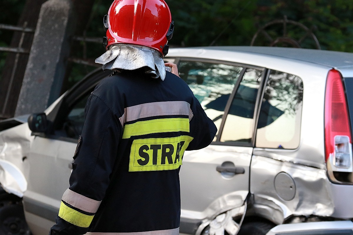 Groźny wypadek z udziałem trzech aut. Są cztery osoby ranne