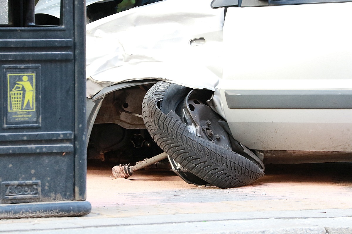 Groźny wypadek z udziałem trzech aut. Są cztery osoby ranne