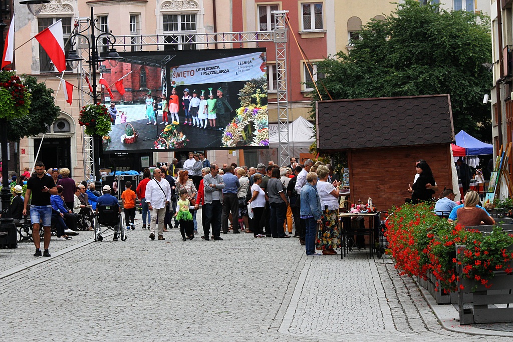 Działkowcy i pszczelarze opanowali legnicki rynek