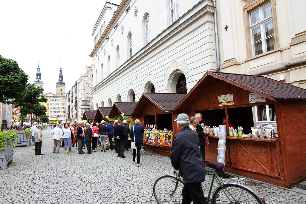 Działkowcy i pszczelarze opanowali legnicki rynek