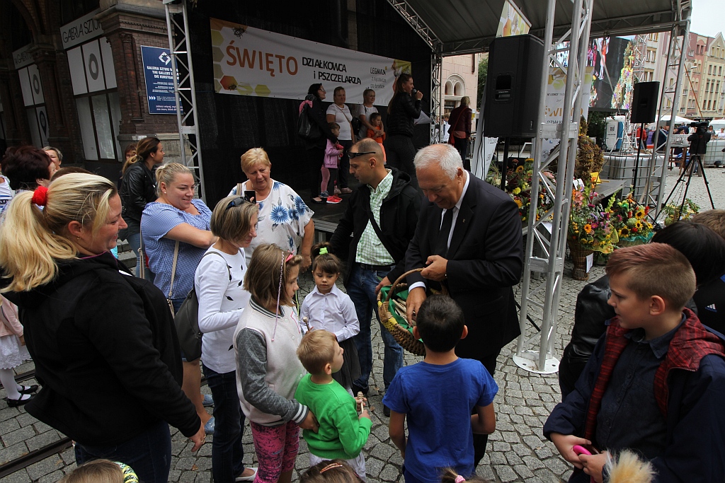 Działkowcy i pszczelarze opanowali legnicki rynek