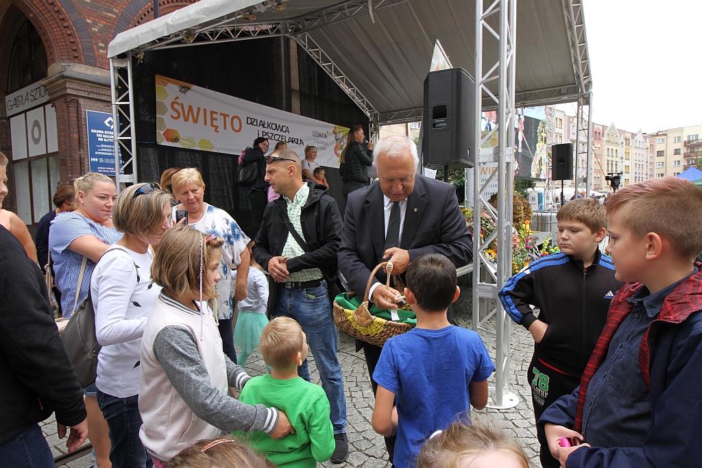 Działkowcy i pszczelarze opanowali legnicki rynek