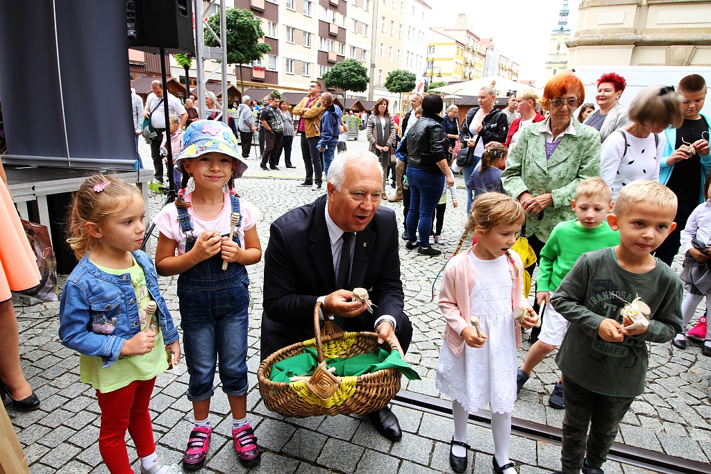 Działkowcy i pszczelarze opanowali legnicki rynek