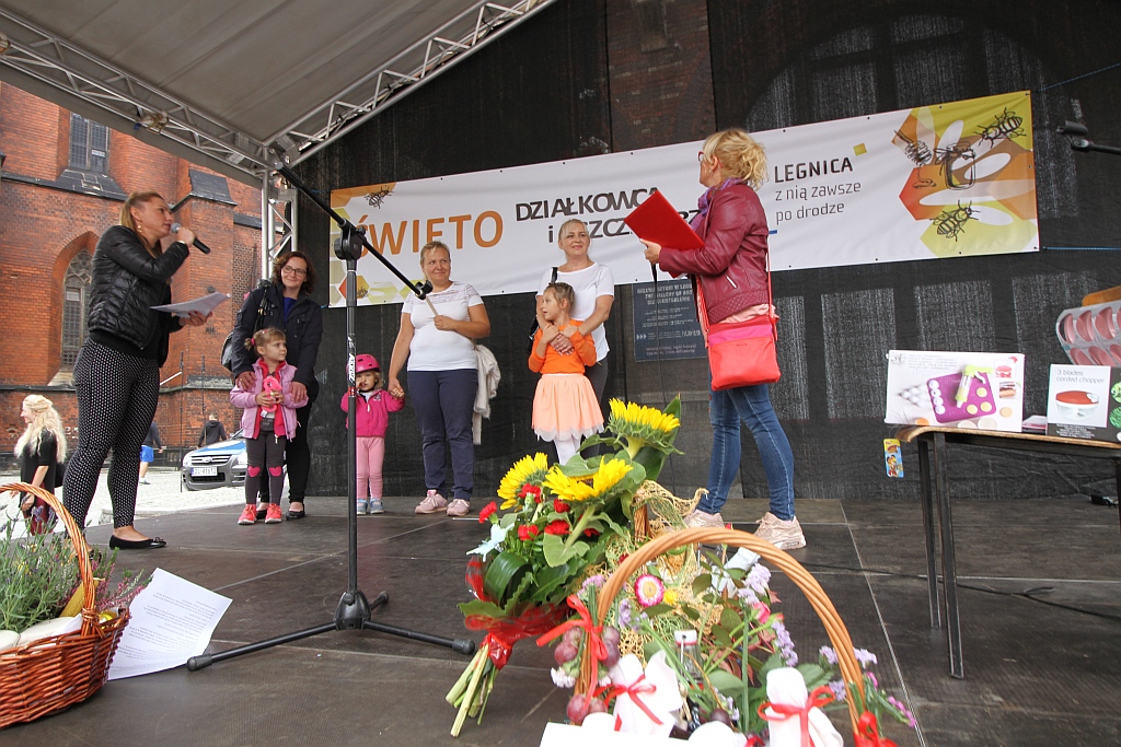 Działkowcy i pszczelarze opanowali legnicki rynek