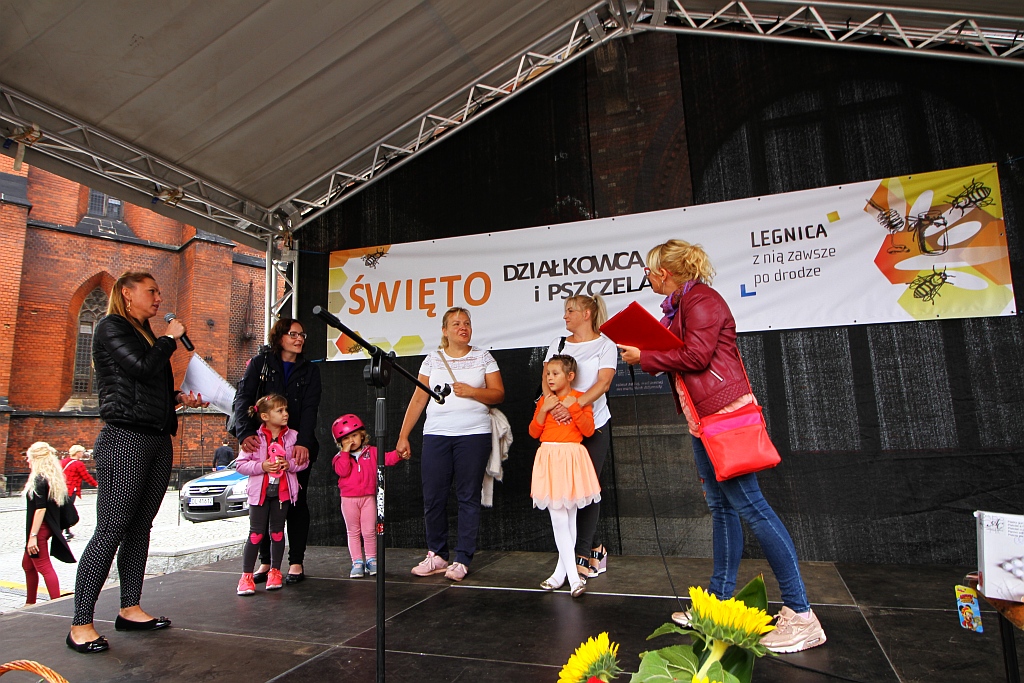 Działkowcy i pszczelarze opanowali legnicki rynek