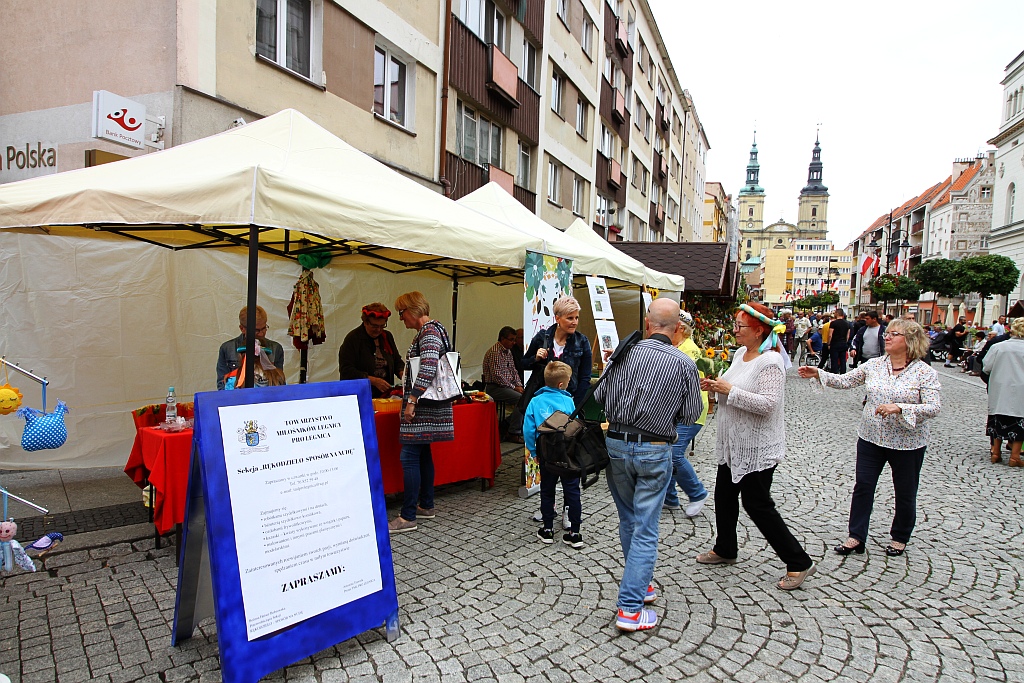 Działkowcy i pszczelarze opanowali legnicki rynek