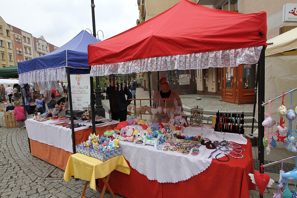 Działkowcy i pszczelarze opanowali legnicki rynek