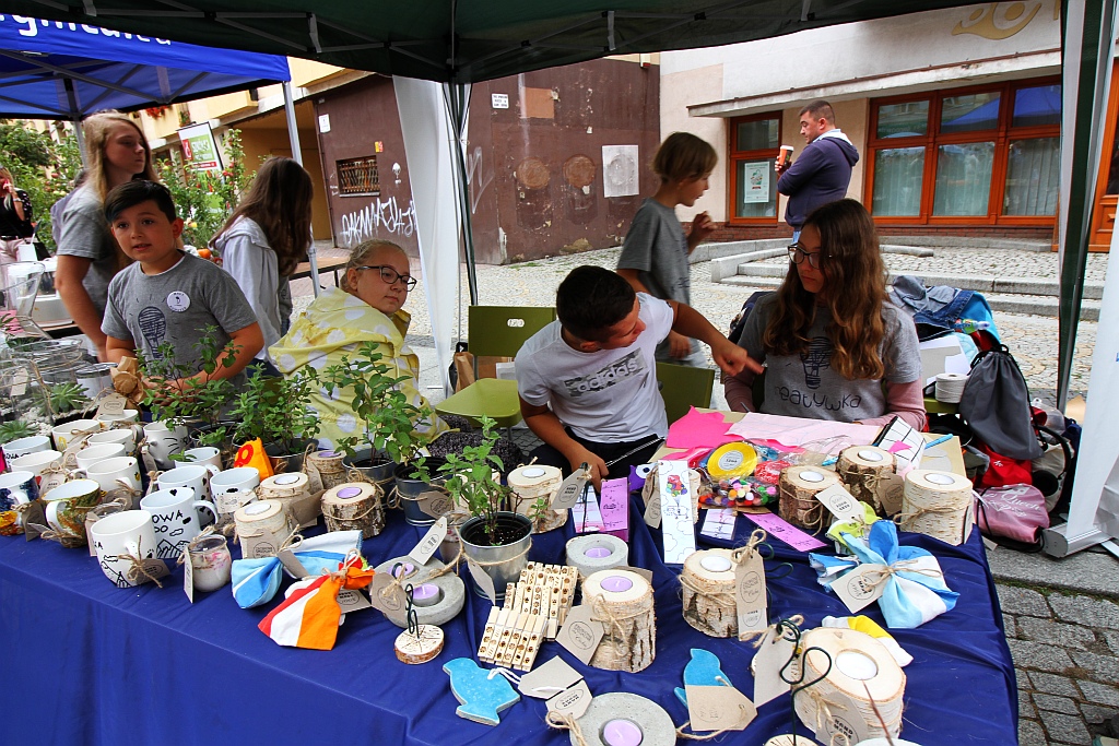Działkowcy i pszczelarze opanowali legnicki rynek
