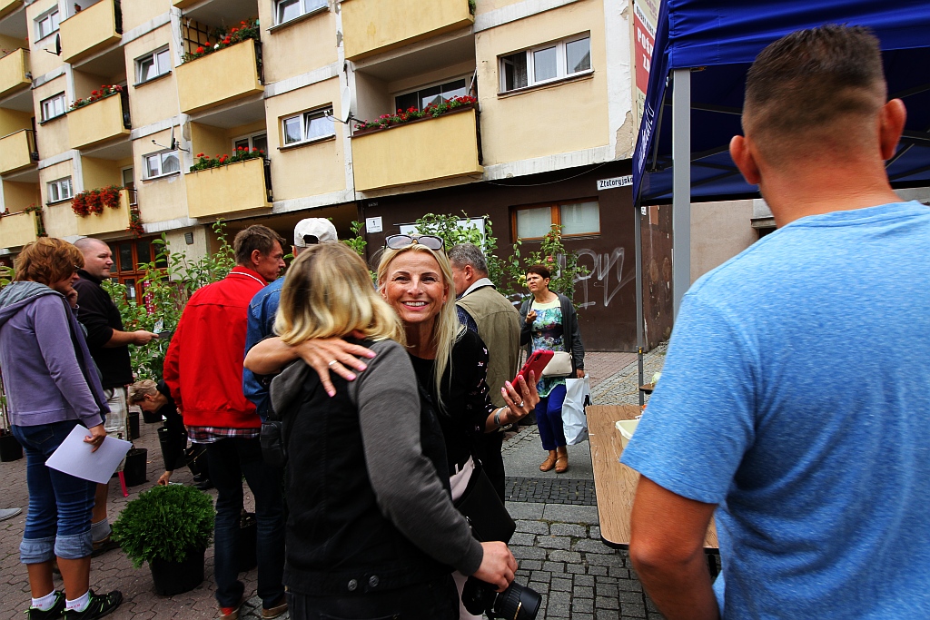 Działkowcy i pszczelarze opanowali legnicki rynek