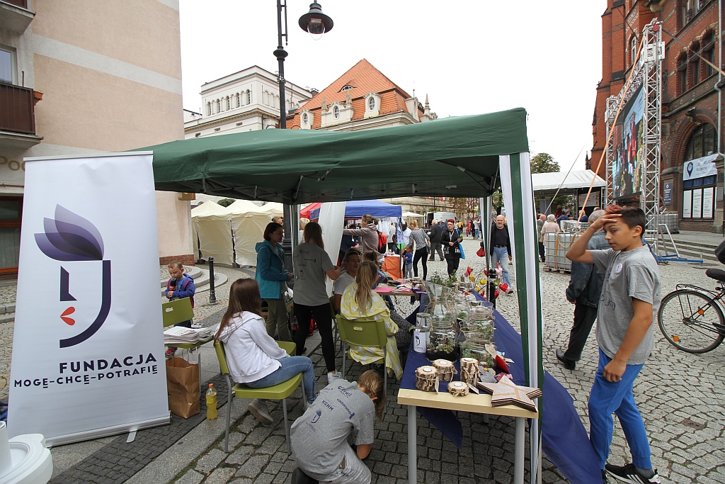Działkowcy i pszczelarze opanowali legnicki rynek