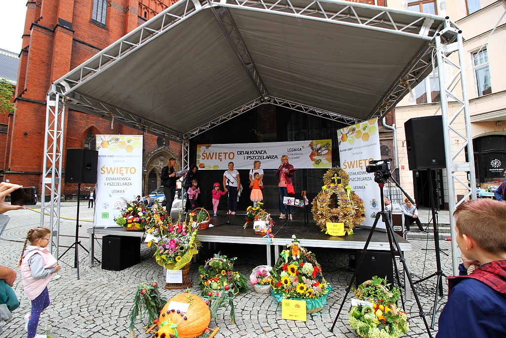 Działkowcy i pszczelarze opanowali legnicki rynek
