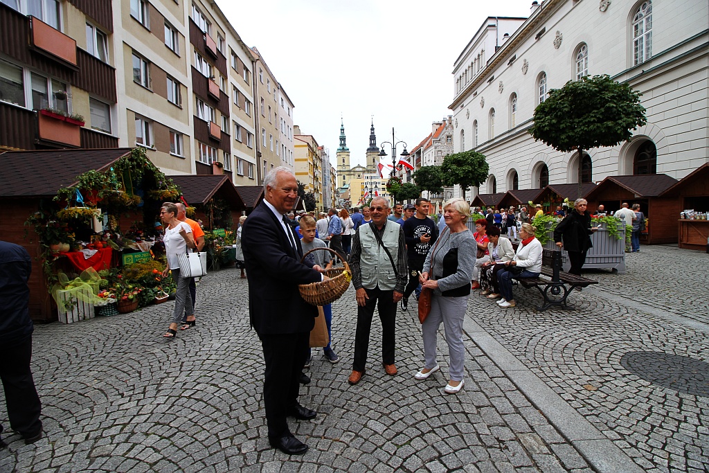 Działkowcy i pszczelarze opanowali legnicki rynek