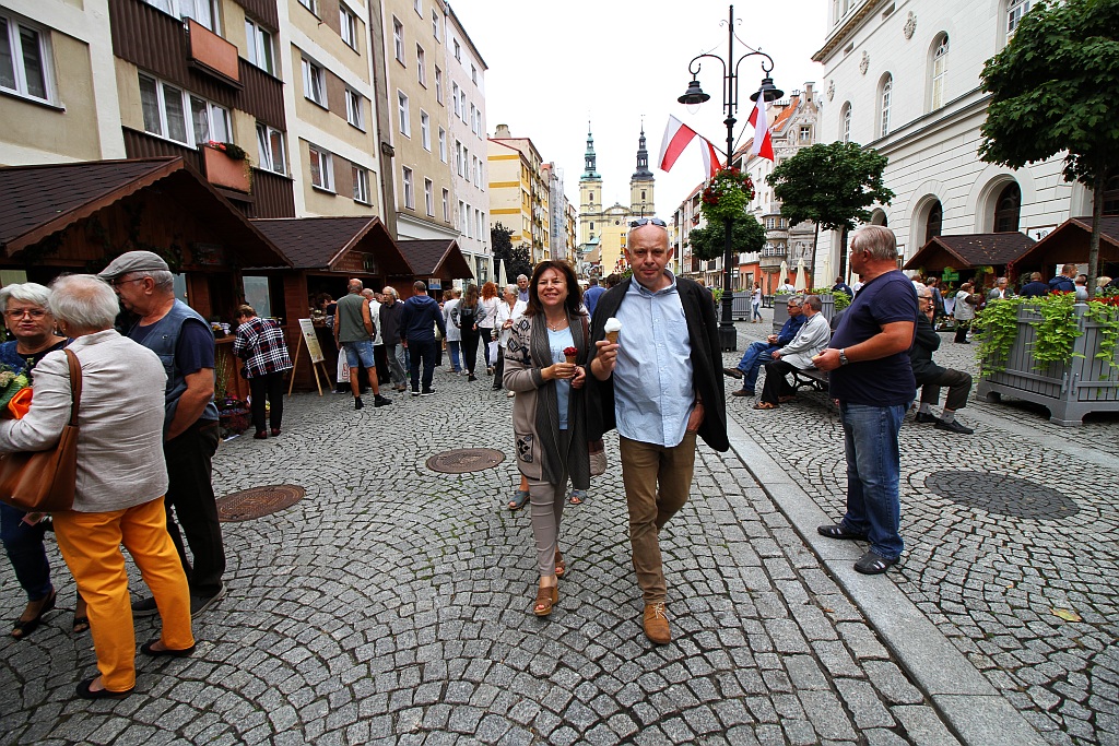 Działkowcy i pszczelarze opanowali legnicki rynek