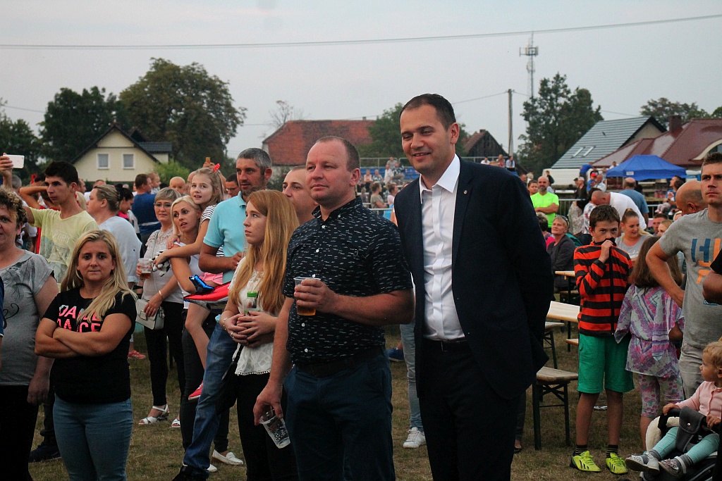 Formacja Łobuzy gwiazdą gminnych dożynek w Siedliskach