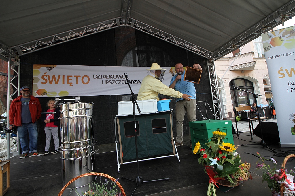 Działkowcy i pszczelarze opanowali legnicki rynek