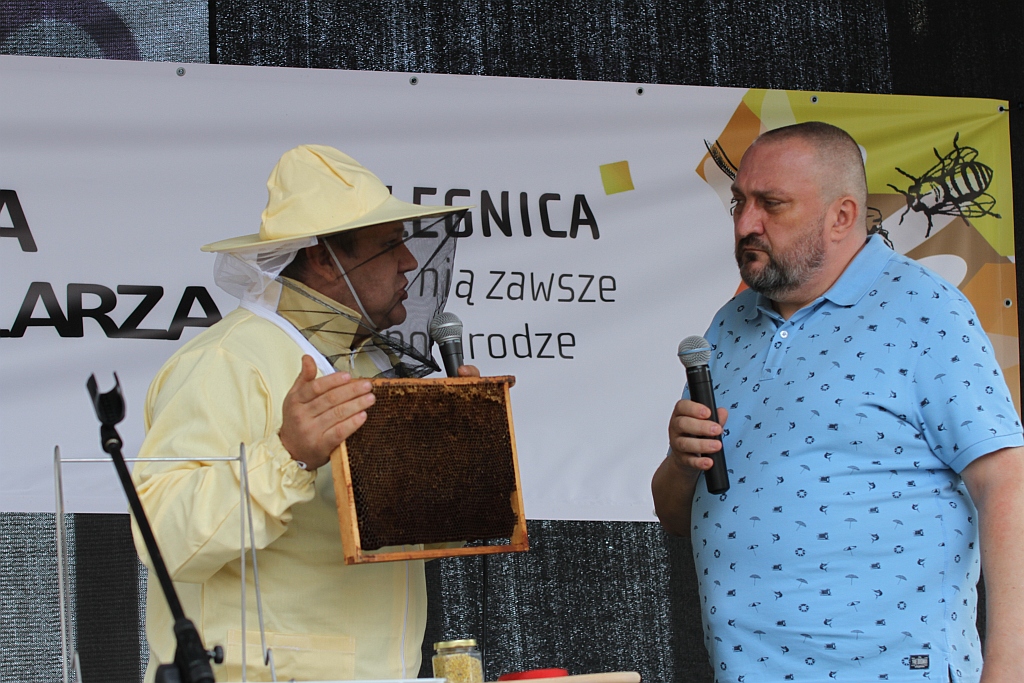 Działkowcy i pszczelarze opanowali legnicki rynek