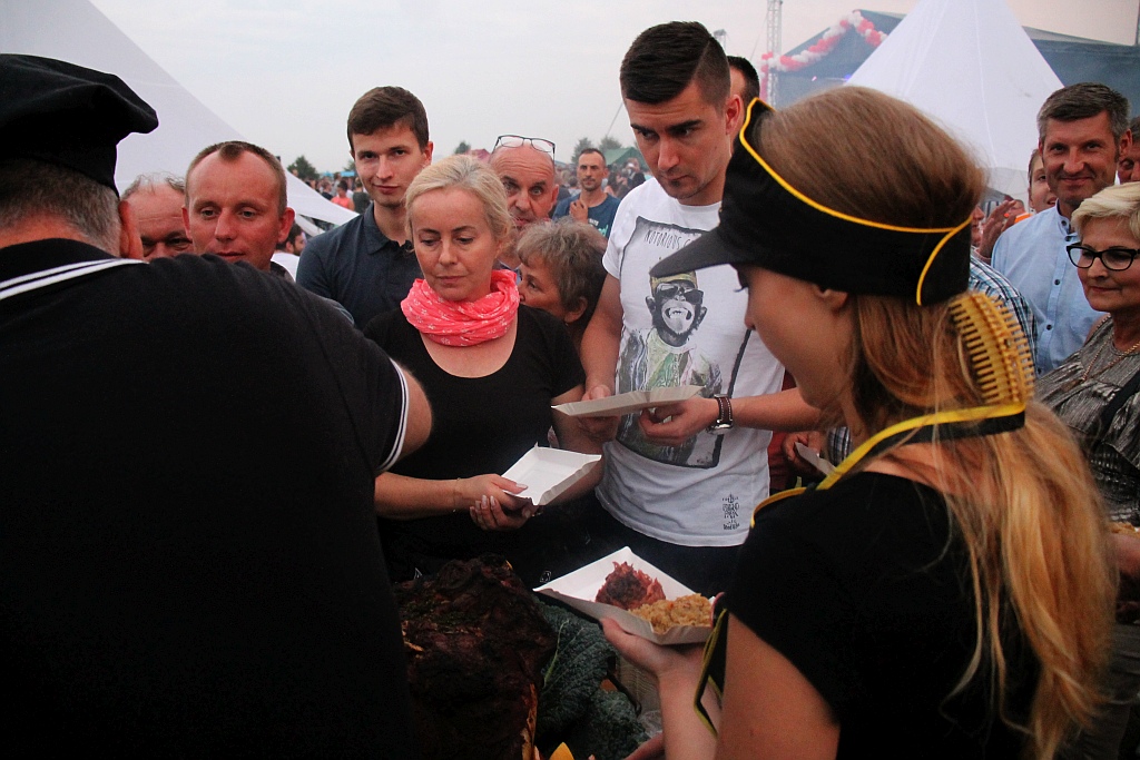 Formacja Łobuzy gwiazdą gminnych dożynek w Siedliskach