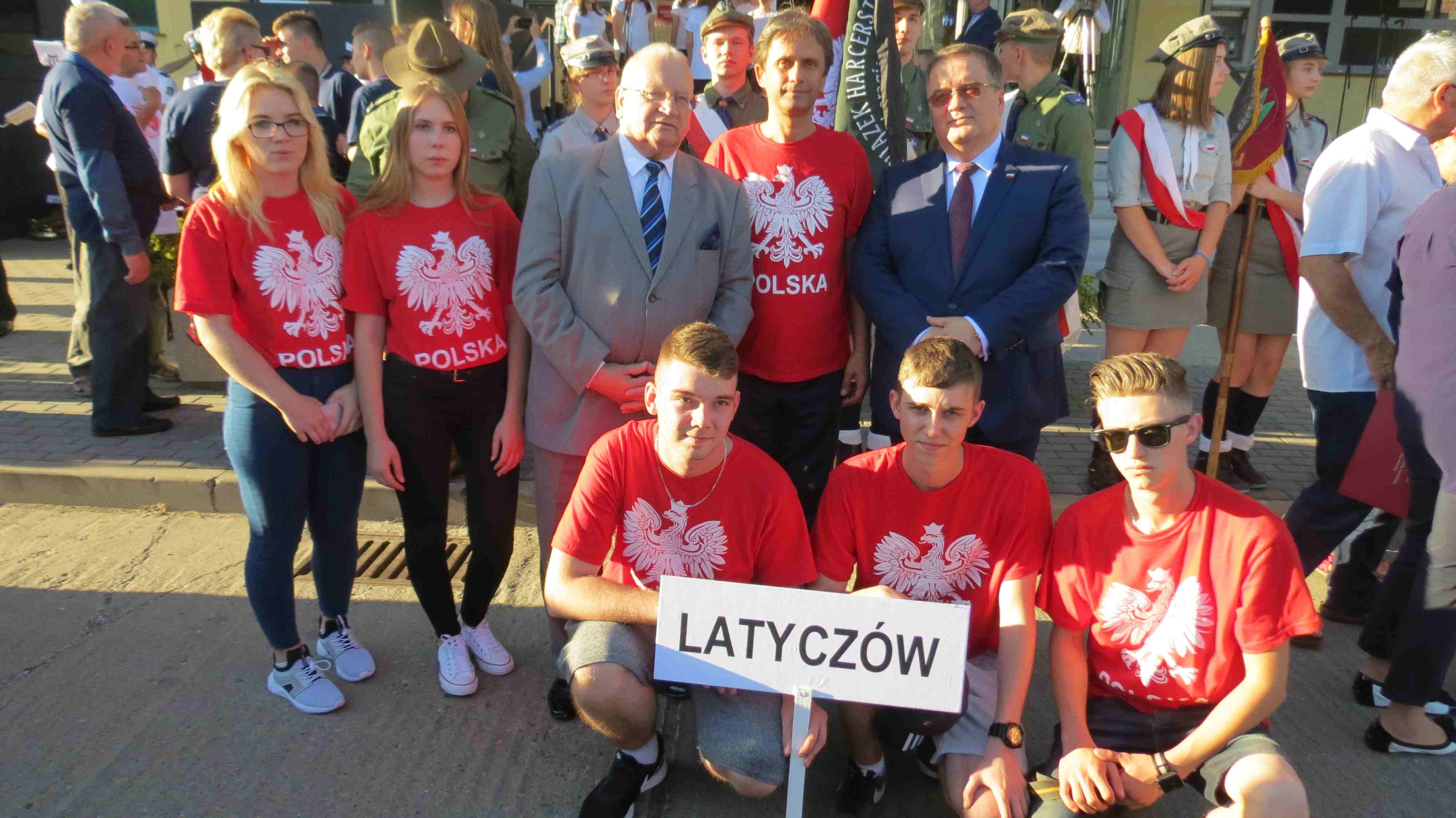 Uczniowie Budowlanki porządkowali cmentarz w Latyczowie