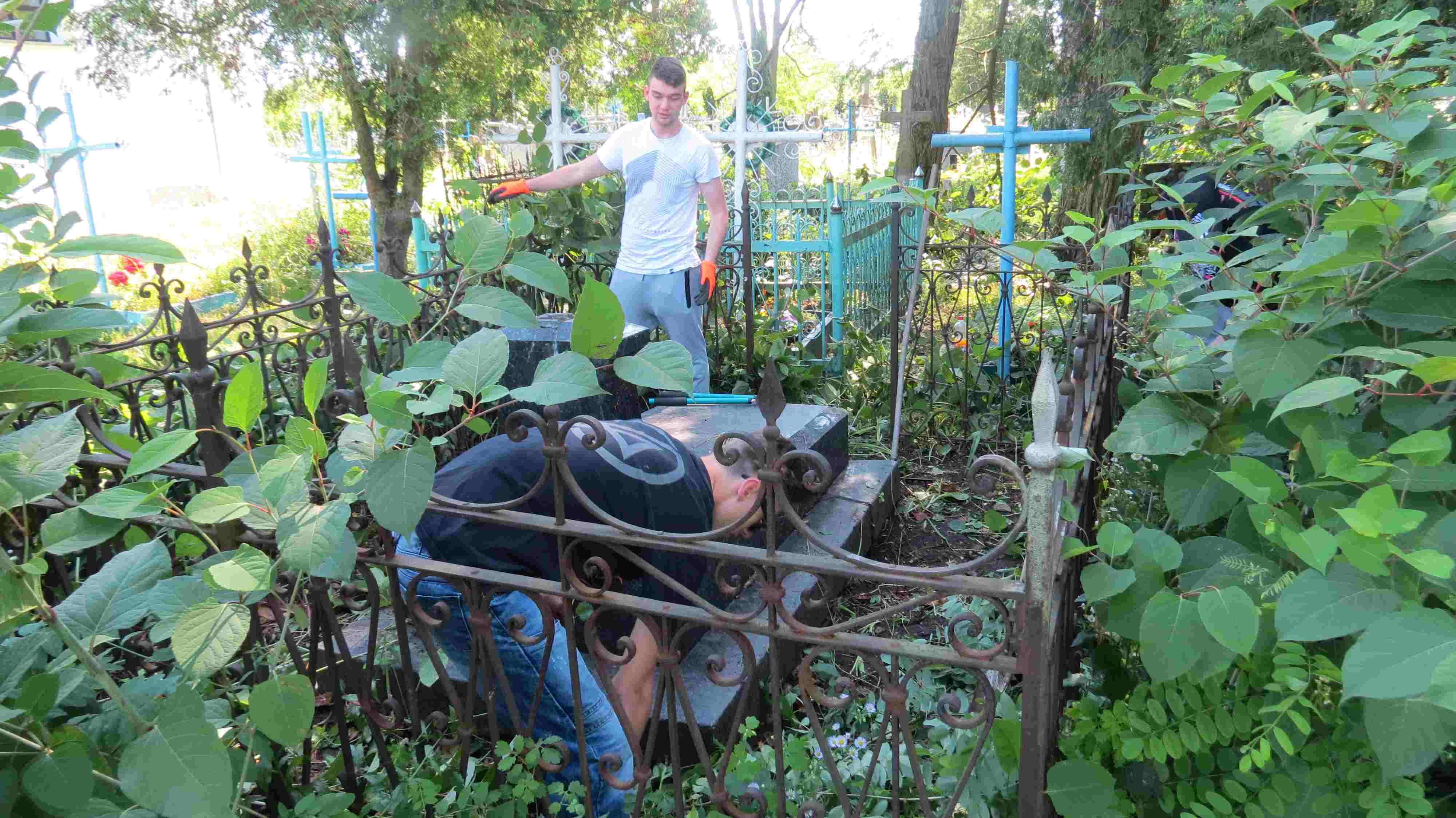 Uczniowie Budowlanki porządkowali cmentarz w Latyczowie