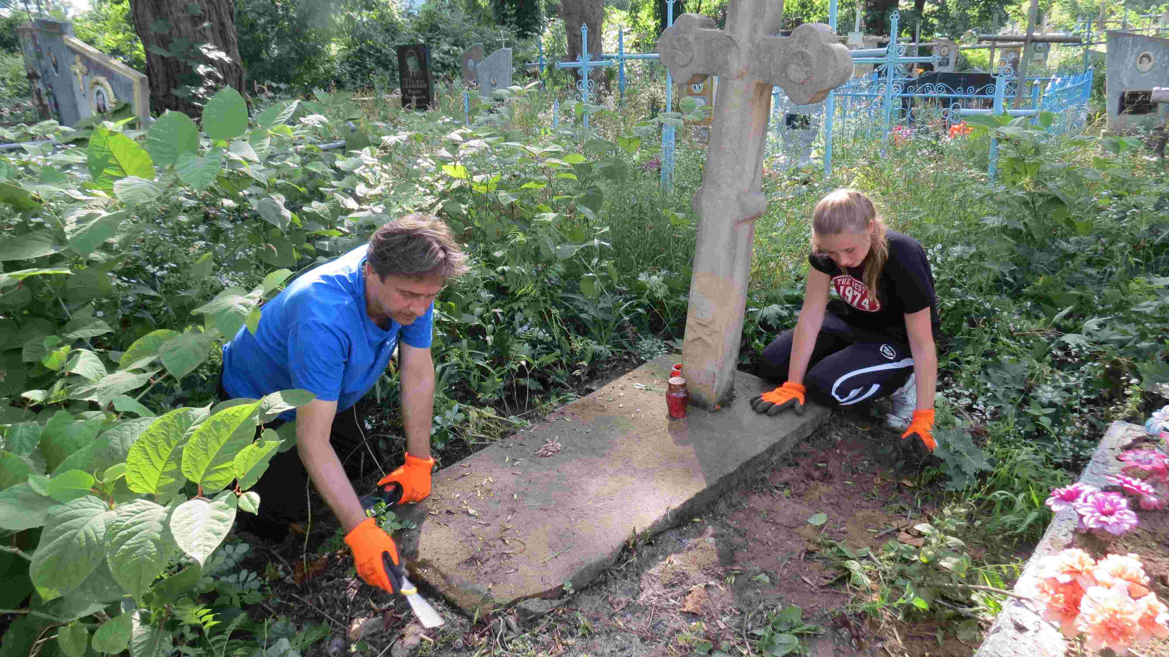 Uczniowie Budowlanki porządkowali cmentarz w Latyczowie