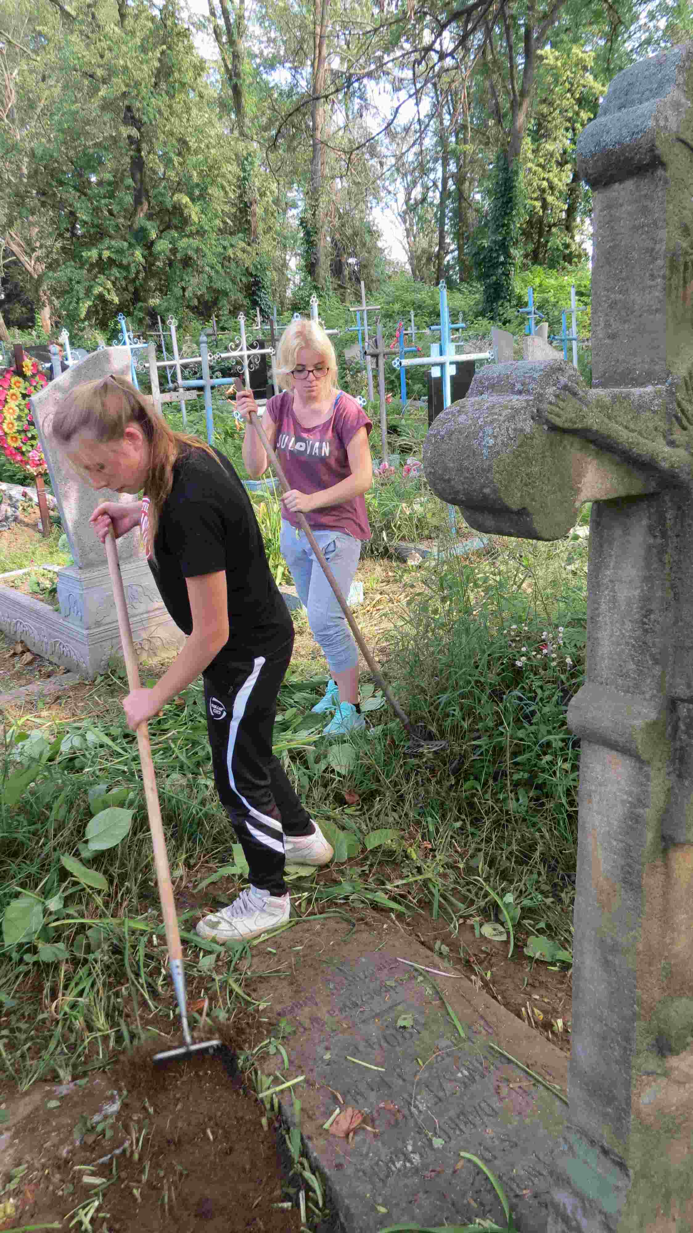 Uczniowie Budowlanki porządkowali cmentarz w Latyczowie