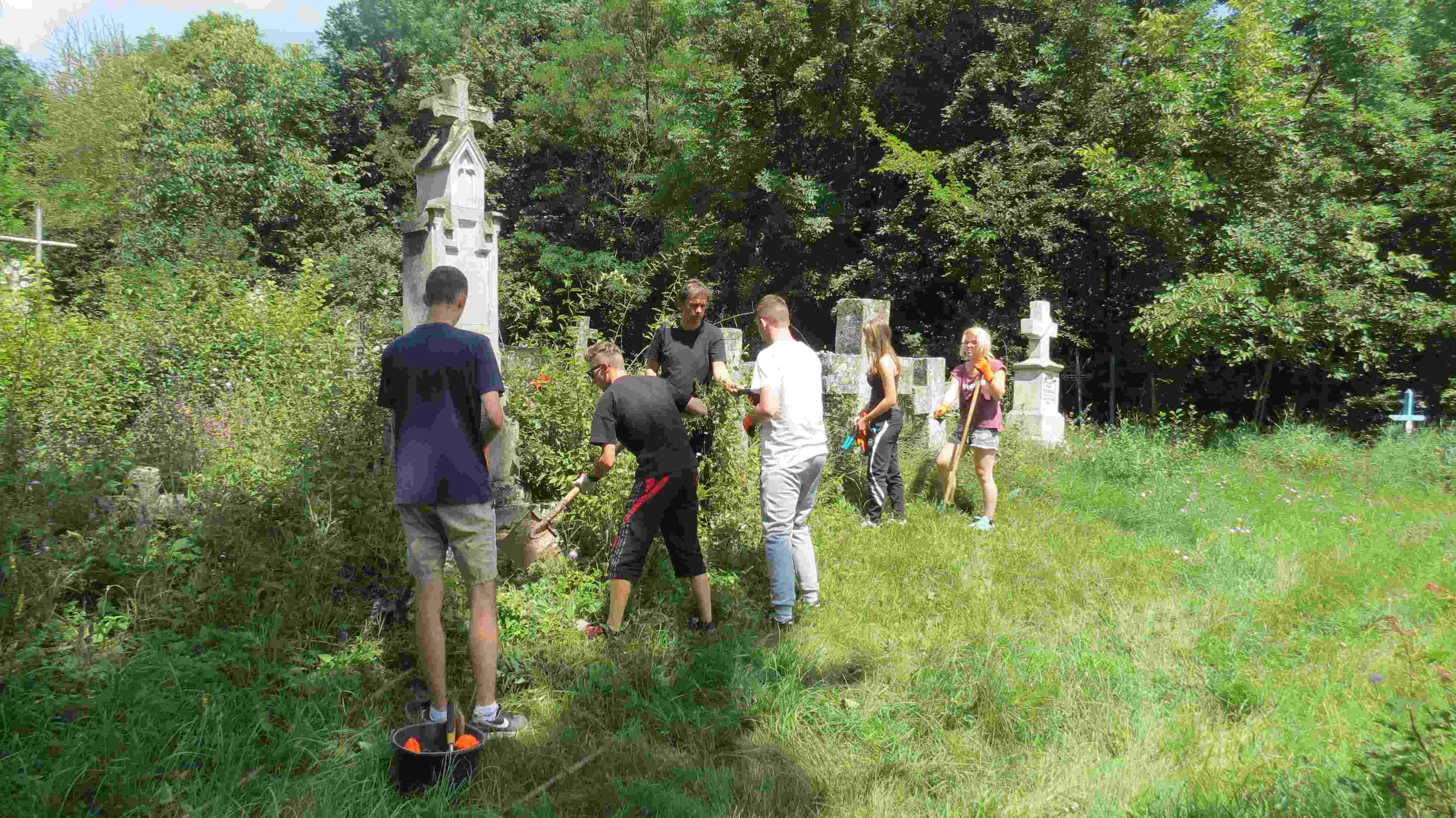 Uczniowie Budowlanki porządkowali cmentarz w Latyczowie