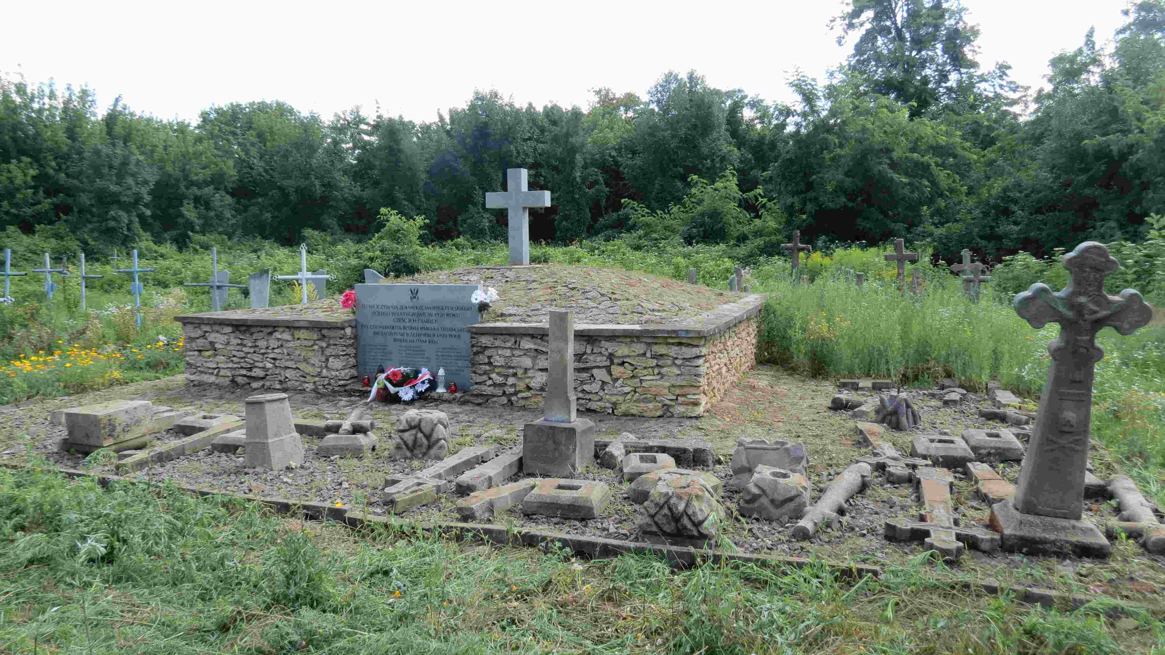 Uczniowie Budowlanki porządkowali cmentarz w Latyczowie