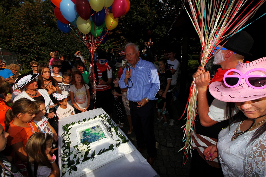 Wielka feta i tort na sto dwudzieste urodziny palmiarni